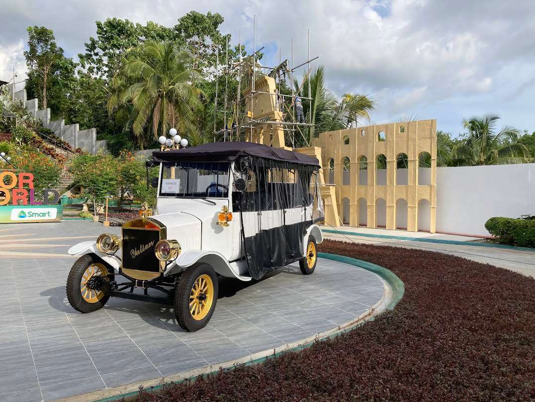 مركبة YATIAN LY08N ذات المناظر الخلابة في منتزه Sikatuna's Mirror of the World الترفيهي، بوهول الفلبين